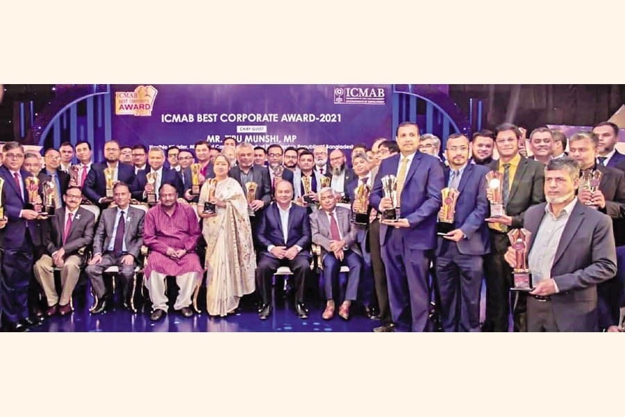 Commerce Minister Tipu Munshi, Bangladesh Securities and Exchange Commission (BSEC) Chairman Prof Shibli Rubayat-Ul-Islam and FBCCI President Md Jashim Uddin, among other guests and recipients of the 'ICMAB Best Corporate Award 2021', at a city hotel on Thursday evening — Collected