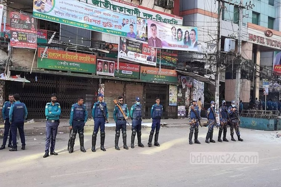 নয়া পল্টনে বিএনপি কেন্দ্রীয় কার্যালয়ের সামনের সড়কে অবস্থান নিয়েছে পুলিশ।