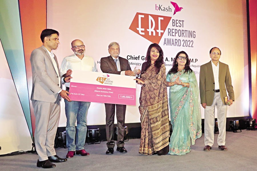 Planning Minister MA Mannan as the chief guest distributing crests among the winners of bKash-ERF Best Reporting Award 2022 at a ceremony at the Krishibid Institution Bangladesh (KIB) auditorium in the city's Farmgate area on Tuesday. — FE Photo