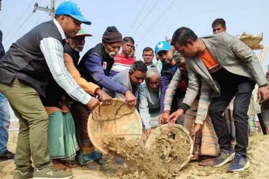 হাওরের বাঁধ সংস্কার: ‘নিয়মরক্ষার’ কাজ শুরু, আশঙ্কায় কৃষক