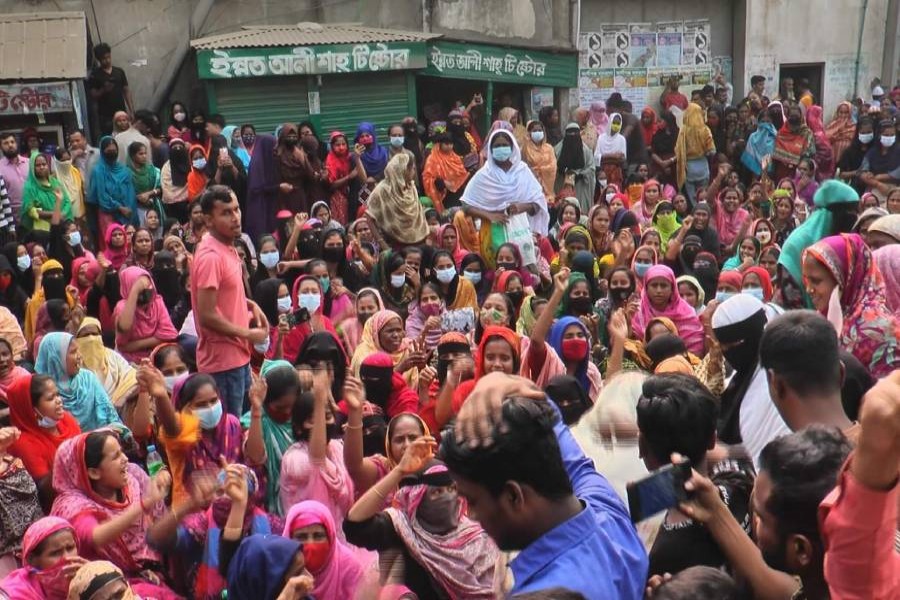 RMG workers stage demos demanding dues in Narayanganj 