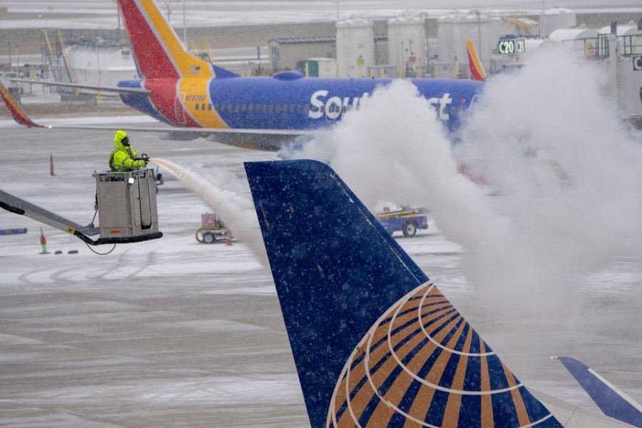 Ice is removed from a United Airlines jet after a cold weather front moved into General Mitchell International Airport in Milwaukee, Wisconsin, U.S. December 22, 2022. Mark Hoffman/USA Today Network via REUTERS.