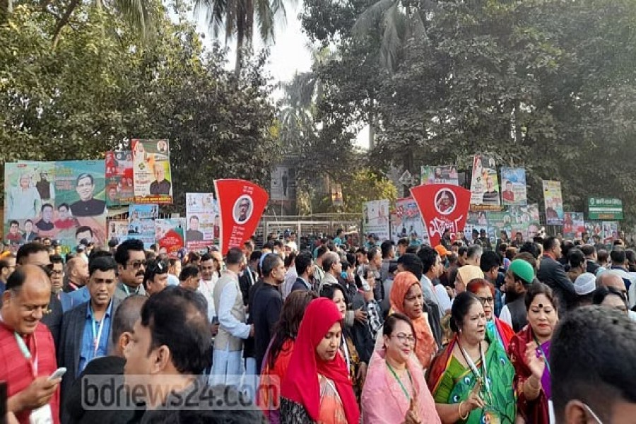 সোহরাওয়ার্দী উদ্যানে আওয়ামী লীগের সম্মেলনে দলটির নেতা-কর্মীরা।