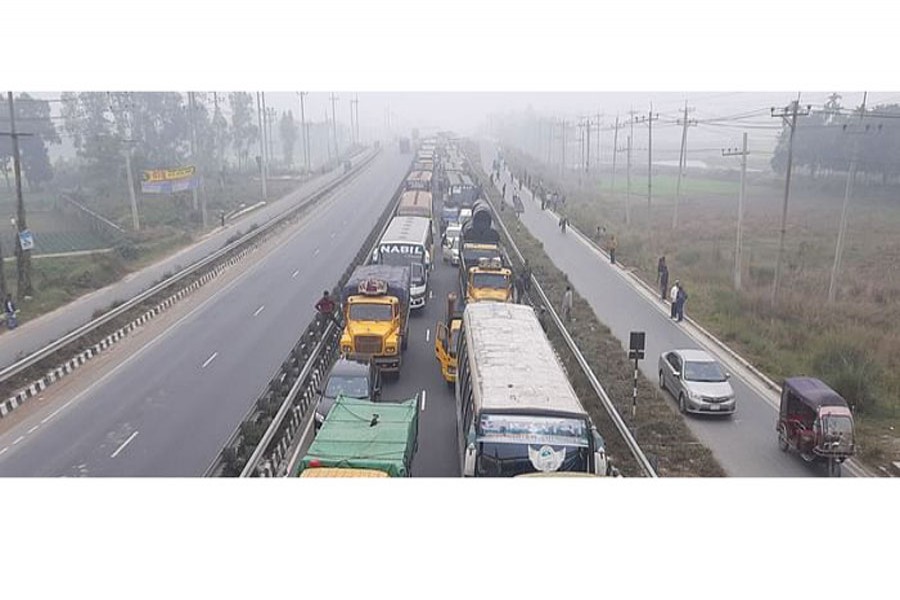 ঘন কুয়াশায় বঙ্গবন্ধু সেতু মহাসড়কে ২৫ কিলোমিটার যানজট