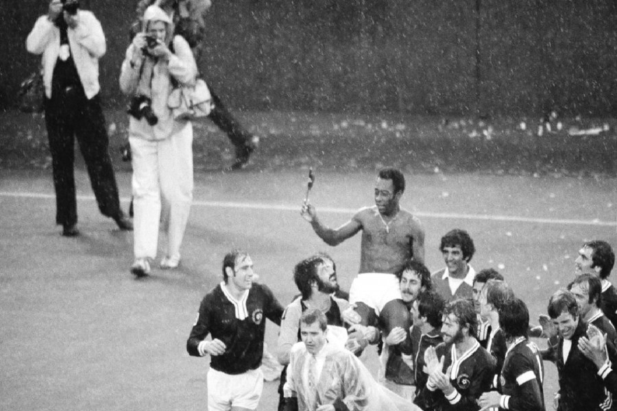 World reacts to death of Brazilian soccer king Pele