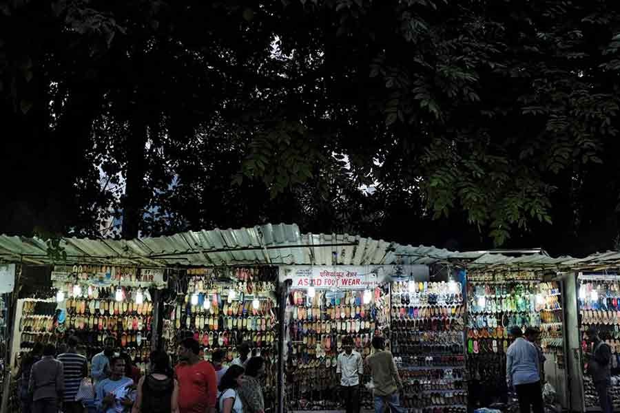 People shopping at roadside shops at a market in Mumbai in India on August 30 in 2016 –Reuters file photo