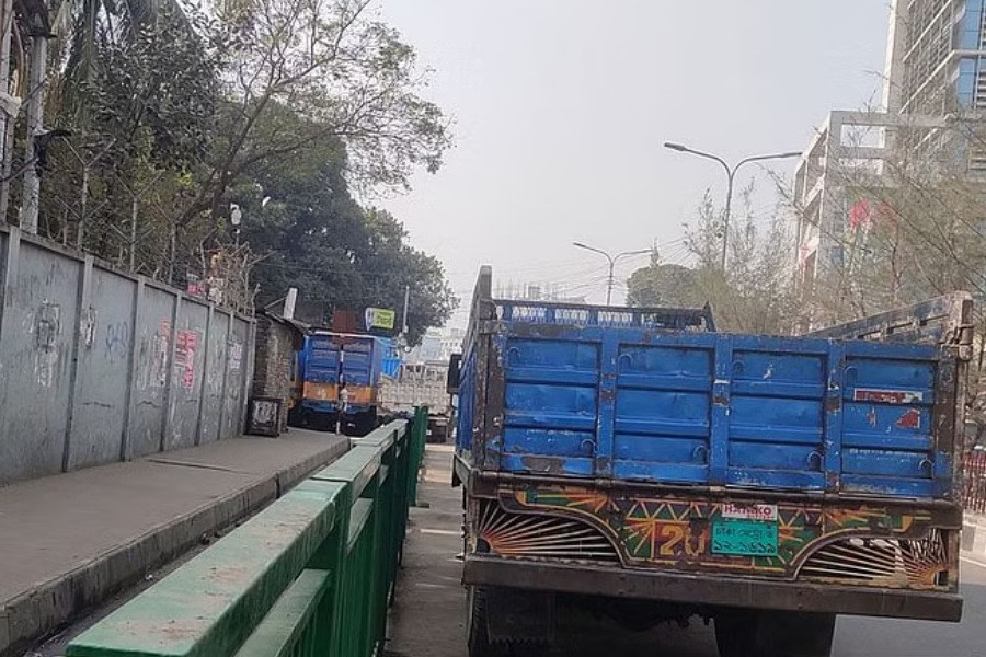 DNCC setting up rickshaw lane to stop illegal parking outside Tejgaon truck stand