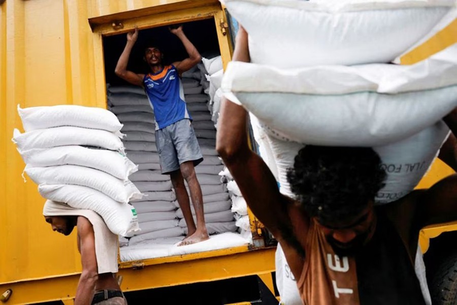 Laborers carry sacks of flour in the main market as Sri Lankan President Ranil Wickremesinghe announced 2023 budget amid the country's economic crisis, in Colombo, Sri Lanka on November 14, 2022 — Reuters/Files