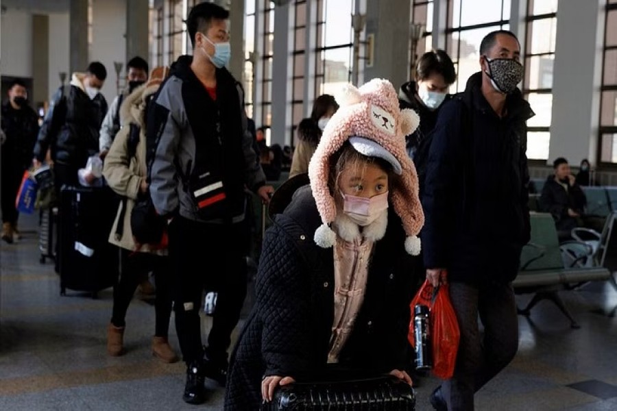 Passengers board a train to travel for Spring Festival ahead of Chinese Lunar New Year festivities after China lifted its COVID-19 restrictions in Beijing, January 20, 2023. REUTERS/Thomas Peter