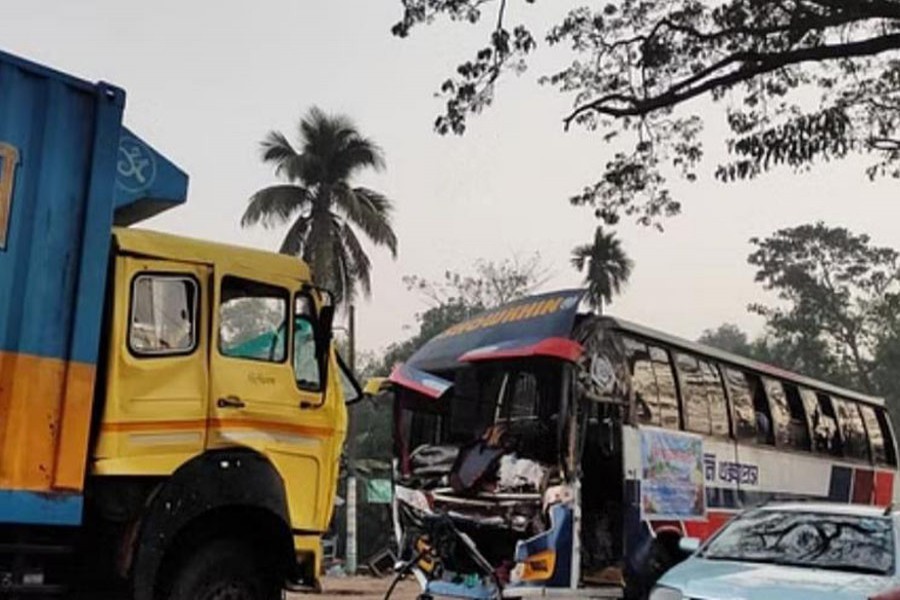 চট্টগ্রামে দুর্ঘটনায় শিক্ষা সফরের বাস, আহত ৩০