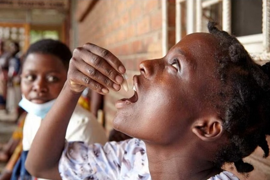 Eliza Tangwe, 18, takes a dose of oral cholera vaccine at a health centre in response to the latest cholera outbreak in Blantyre, Malawi, November 16, 2022.REUTERS/Eldson Chagara/File Photo