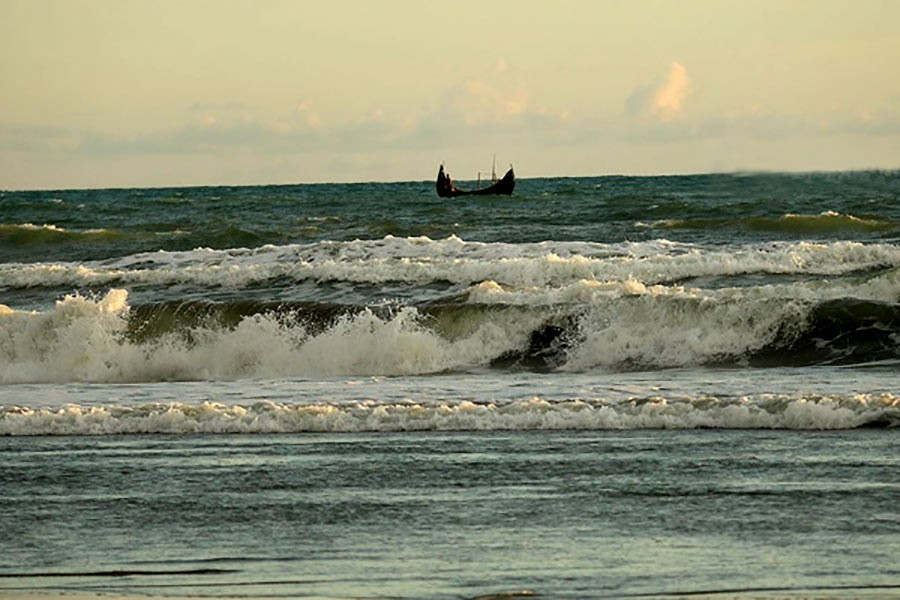 Robbers stab 9 fishermen on trawler in Bay of Bengal, throw them into sea