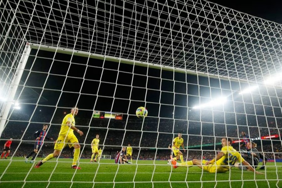 Barcelona's Sergi Roberto scores their first goal in match against Cadiz at Camp Nou in Barcelona, Spain on February 19, 2023 — Reuters photo