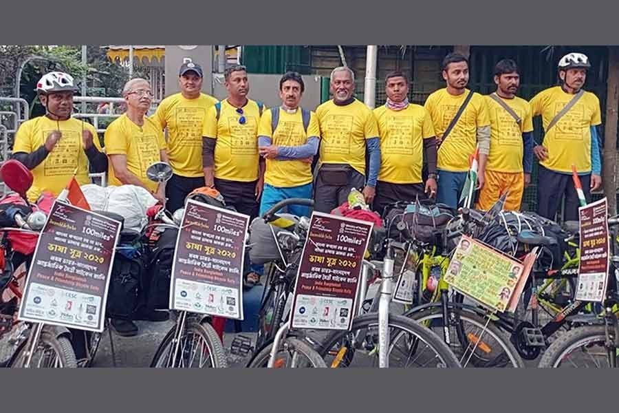 ভাষা শহীদদের শ্রদ্ধা জানাতে সাইকেলে কলকাতা থেকে ঢাকায়