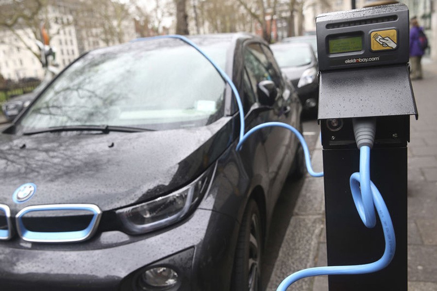 Firms scramble to wire highways for electric cars