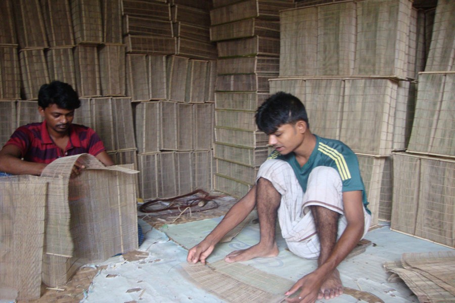 Craftsmen make bamboo-made products in Bhatiapara under Kasiani upazila in Gopalganj on Thursday. 	— FE Photo