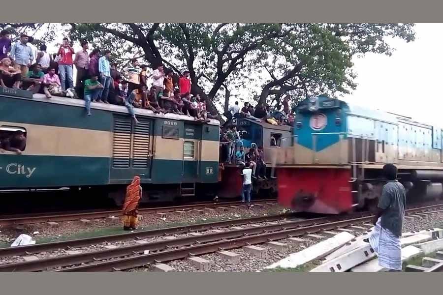 Train accidents kill three in Dhaka