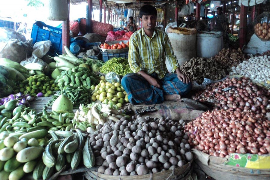 A partial view of a local kitchen market in Joypurhat. The photo was taken on Sunday. 	— FE Photo