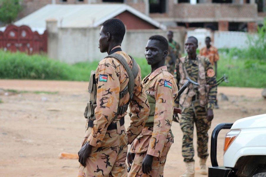 South Sudanese policemen and soldiers stand guard along a street following renewed fighting in South Sudan's capital Juba, July 10, 2016. (Reuters file photo)
