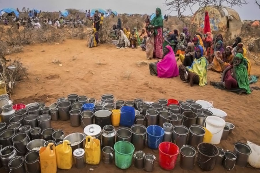 Posturists wait for food and water in Ethiopia Warder district in the Somali region of Ethiopia, Saturday, Jan. 28, 2017. (AP photo)