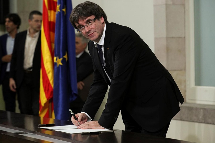 Catalan President Carles Puigdemont signs a declaration of independence at the Catalan regional parliament in Barcelona, Spain on Tuesday. - Reuters photo
