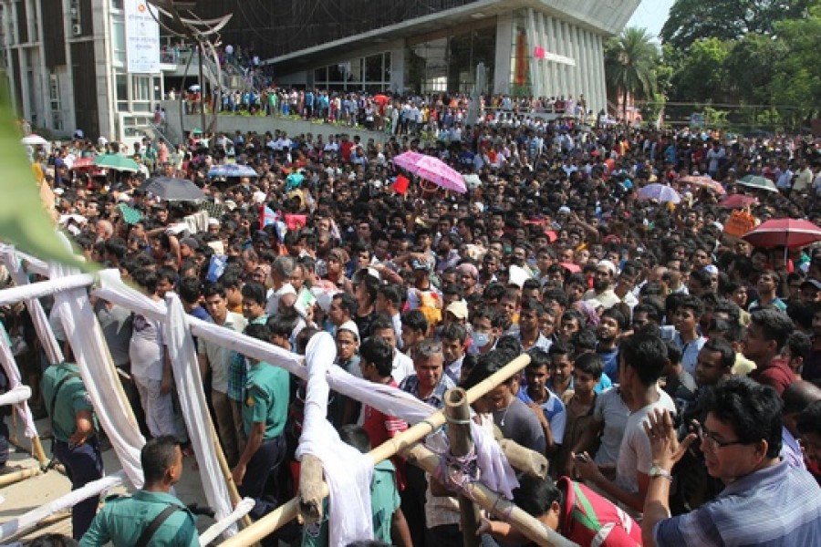 Eggs on the cheap draw too much response at Dhaka egg fair marking the World Egg Day on Thursday. Photo: bdnews24.com