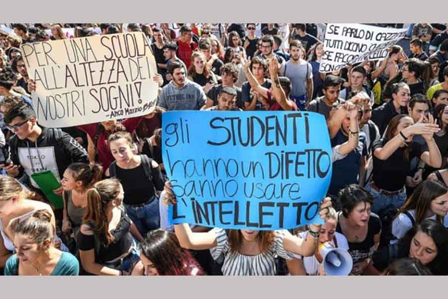Italy school students strike over work experience