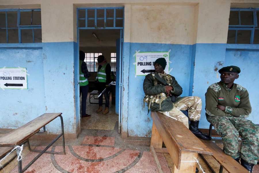 Security policemen sit outside a polling station during a presidential election re-run in Nairobi, Kenya October 26, 2017. (REUTERS photo)