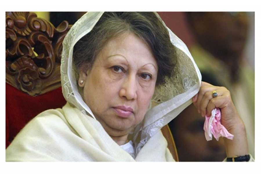 Khaleda claims innocence, bursts into tears in courtroom