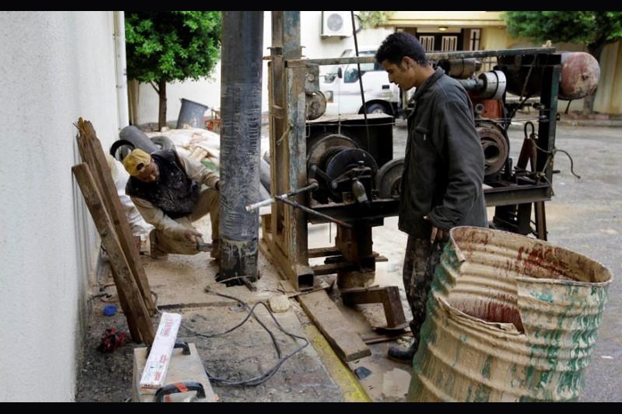 Workers dig a water well in Tripoli, Libya October 25, 2017. Picture taken October 25, 2017. (Reuters photo)