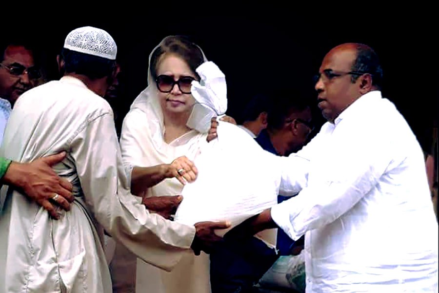 BNP Chairperson Khaleda Zia distributes relief items for Rohingya refugees at a camp in Ukhiya of Cox's Bazar. Photo: BNP