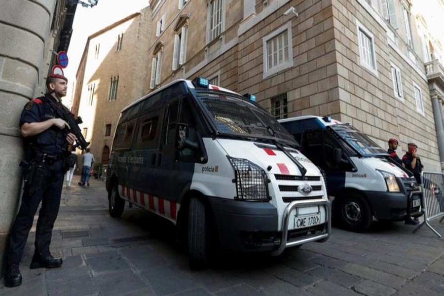 BERCELONA: Catalan regional police (Mossos) guard the Catalan regional government headquarters.	— Reuters