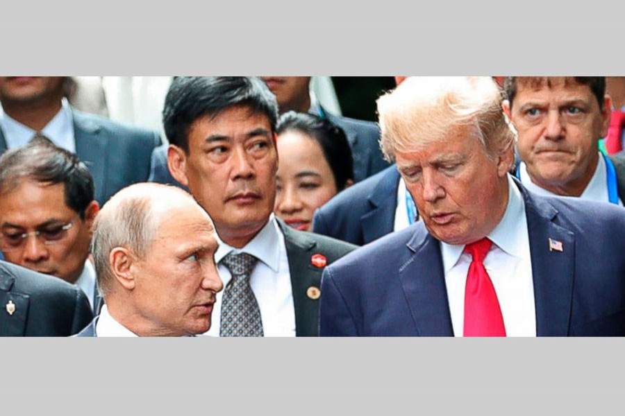 US President Donald Trump (right) and Russias President Vladimir Putin talk during the family photo session at the APEC Summit in Danang, Saturday, Nov 11, 2017. – Photo: AP