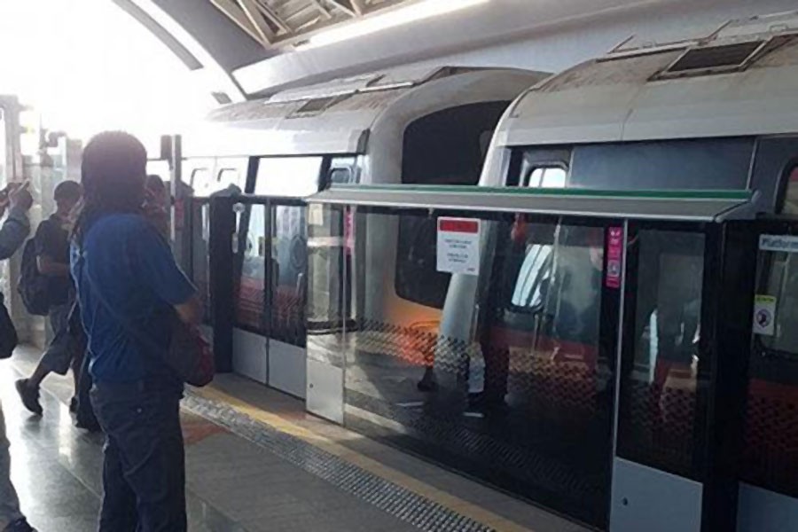 People look after a mass transit train collision at a platform at Joo Koon station in Singapore November 15, 2017. (TKY/Social media via REUTERS)