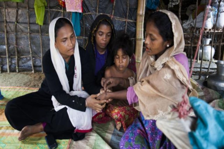 Zahida Begum, left, meets with a Rohingya family she helped escape to Bangladesh, Photo: AP in October 12, 2017,