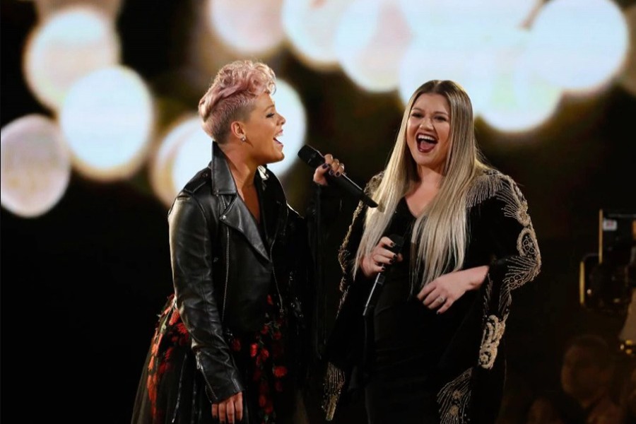 Females dominate American Music Awards stage