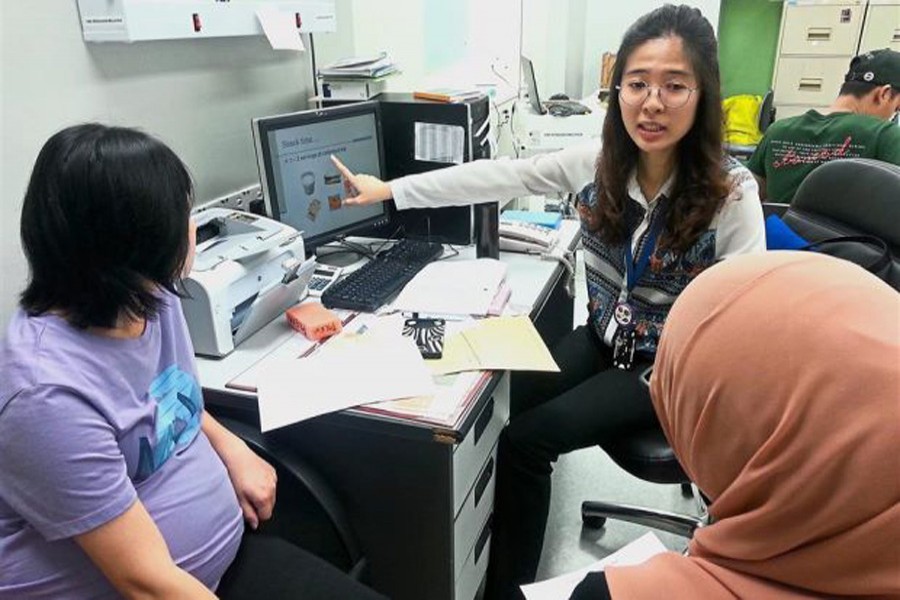 Poh speaking to pregnant patients with gestational diabetes: Photo collected from internet