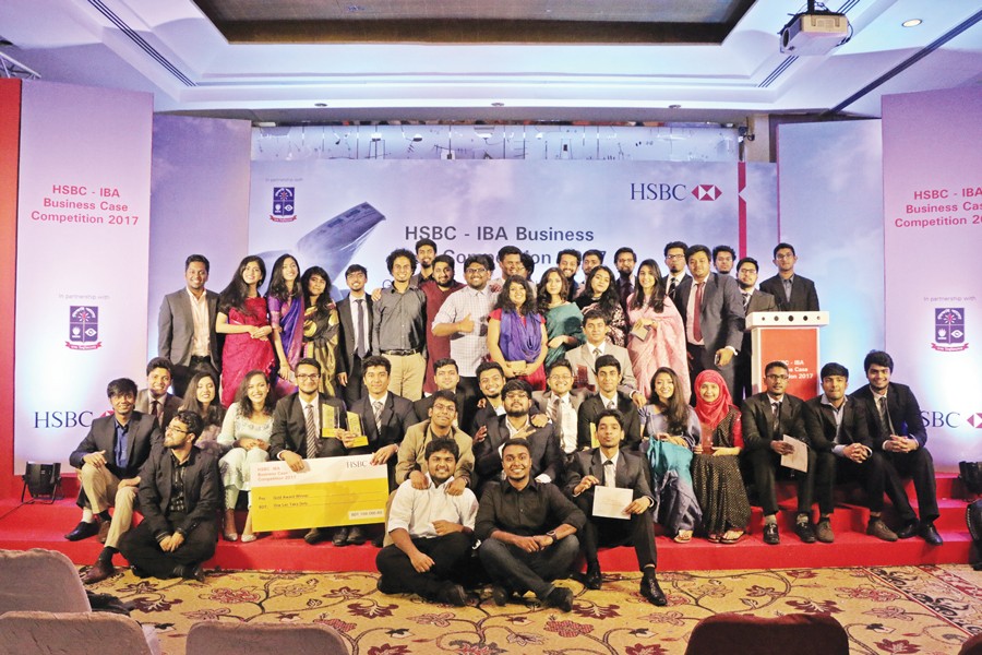 The members of IBA Communication Club, along with the students of IBA, during the presentation ceremony of HSBC-IBA Business Case Competition 2017