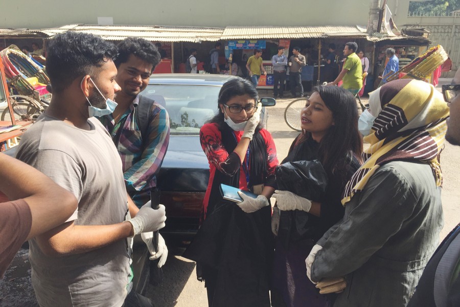 Students of BRAC University and Casper Foundation members  working for the street clean-up project