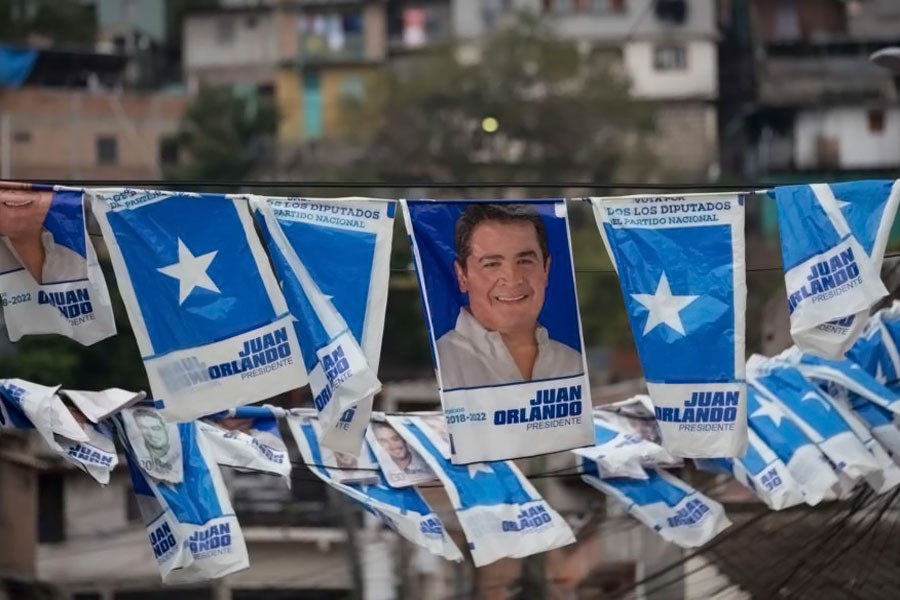Banners with a portrait of Honduran President and current presidential candidate Juan Orlando Hernandez hang outside a polling station during the general elections in Tegucigalpa, Nov 26, 2017. (AP photo)