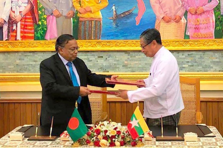 Bangladesh Foreign Minister Abdul Hassan Mahmud Ali (Left) and Myanmar's Union Minister for the Office of the State Counsellor Kyaw Tint Swe. --Photo: AP