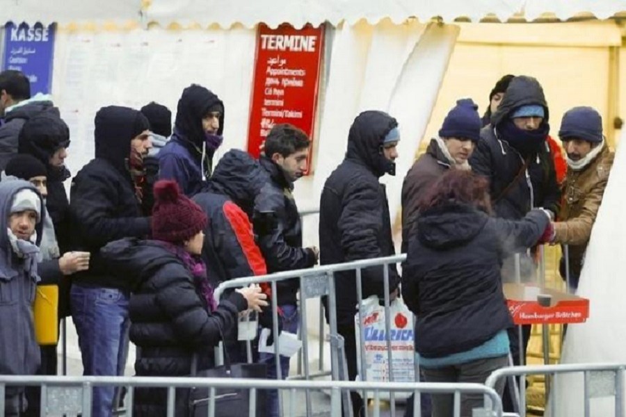 Migrants queue to enter a tent that serves as a waiting room at the the Berlin Office of Health and Social Affairs (LAGESO), in Berlin, Germany, January 5, 2016. Reuters