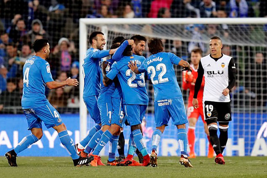 Getafe's players celebrate after scoring the only goal during clash against Valencia. - Collected photo