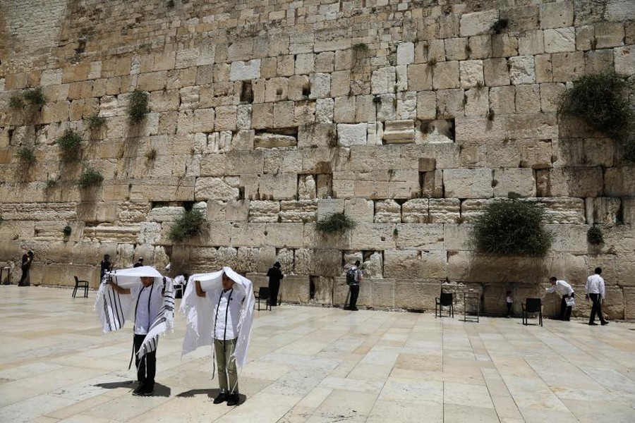 Youth hold their prayer shawls as they stand in front of the Western Wall, Judaism's holiest prayers site in Jerusalem's Old City May 17, 2017. – Photo: Reuters