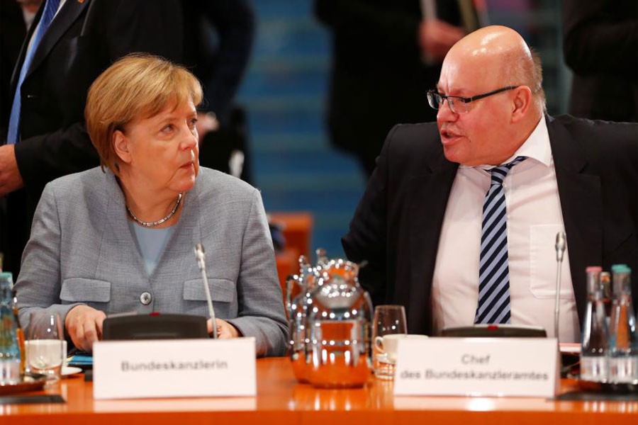 Acting German Chancellor Angela Merkel talks with Head of the Federal Chancellery Peter Altmaier as she meets city mayors at Chancellery in Berlin, Germany, November 28, 2017. (Reuters Photo)