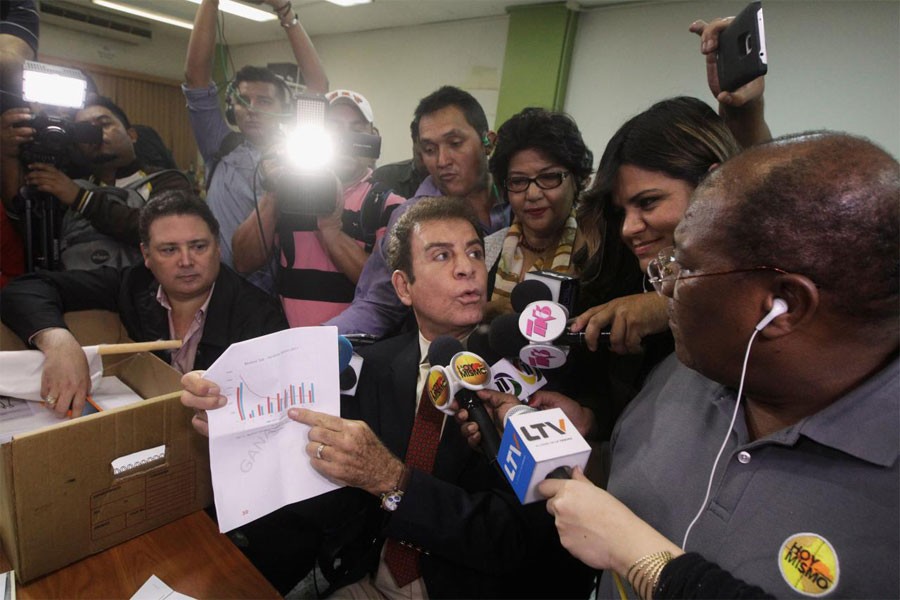 Salvador Nasralla, shows a graphic to reporters while formally requesting to annul the results of the still-unresolved presidential election, in Tegucigalpa, Honduras, early December 9, 2017. (Reuters Photo)