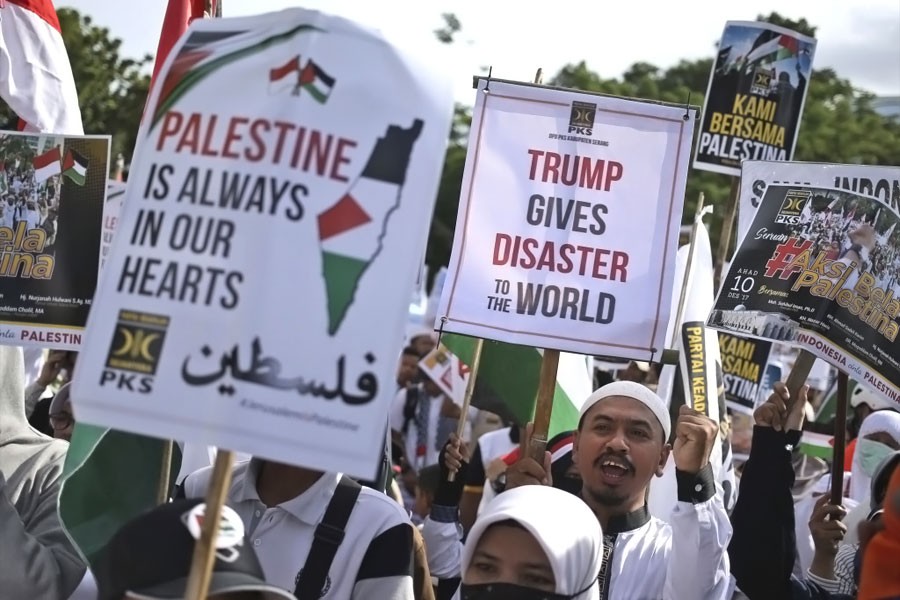 Muslims hold posters during a rally against President Donald Trump's decision to recognize Jerusalem as Israel's capital outside the US Embassy in Jakarta, Indonesia, Sunday, Dec 10, 2017. (AP photo)