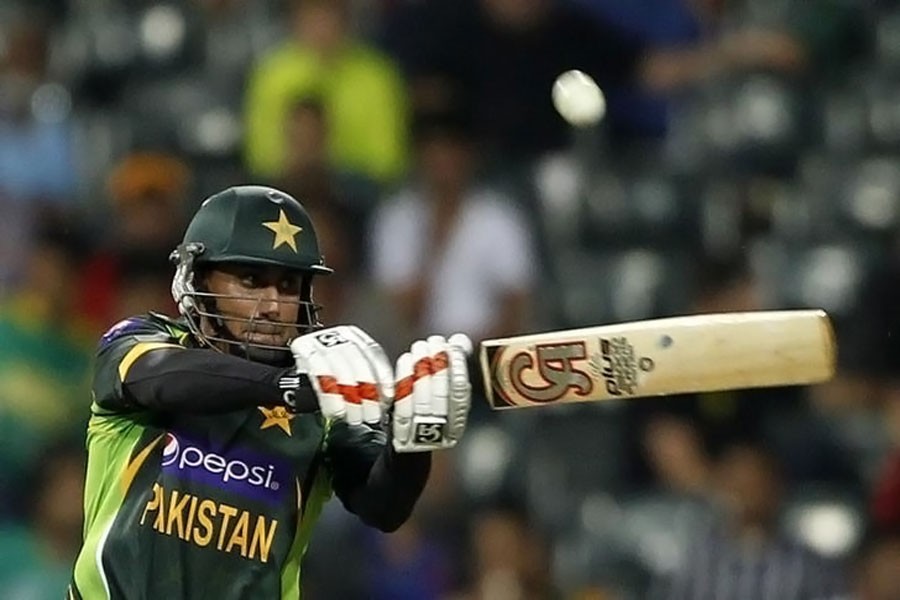 Pakistan's Nasir Jamshed plays a delivery by South Africa's Lonwabo Tsotsobe during their first Twenty20 cricket match in Johannesburg November 20, 2013. (Reuters Photo)