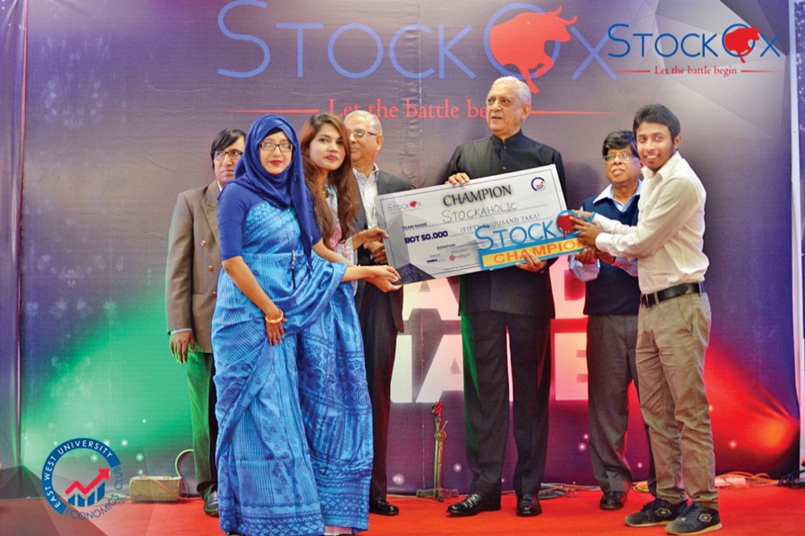 Champion team of StockOx - Let the Battle Begin 'Stockaholic' from East West University receiving the prize of Tk 50,000 and crest from chief guest Prime Minister's International Affairs Adviser Dr. Gowher Rizvi