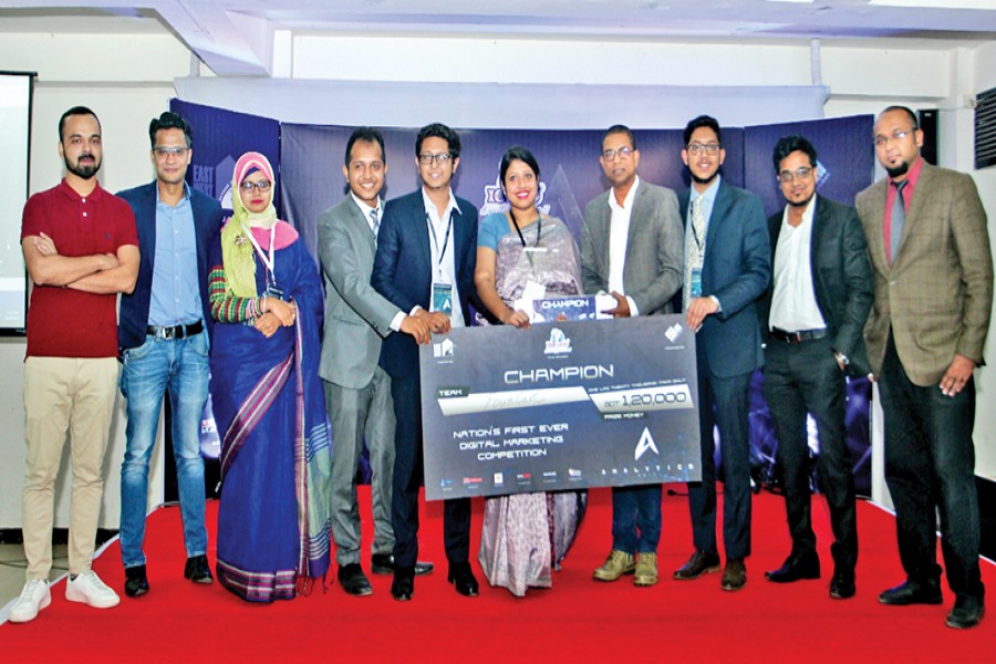 Team FourCast of North South University, champion of Analytics 2017— a digitial marketing competition, receiving award